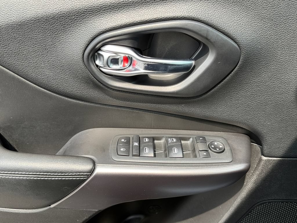 Used 2020 Jeep Cherokee Latitude AWD/4WD image 11