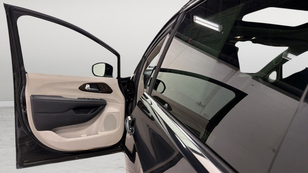 Used 2023 Chrysler Pacifica Limited FWD image 14