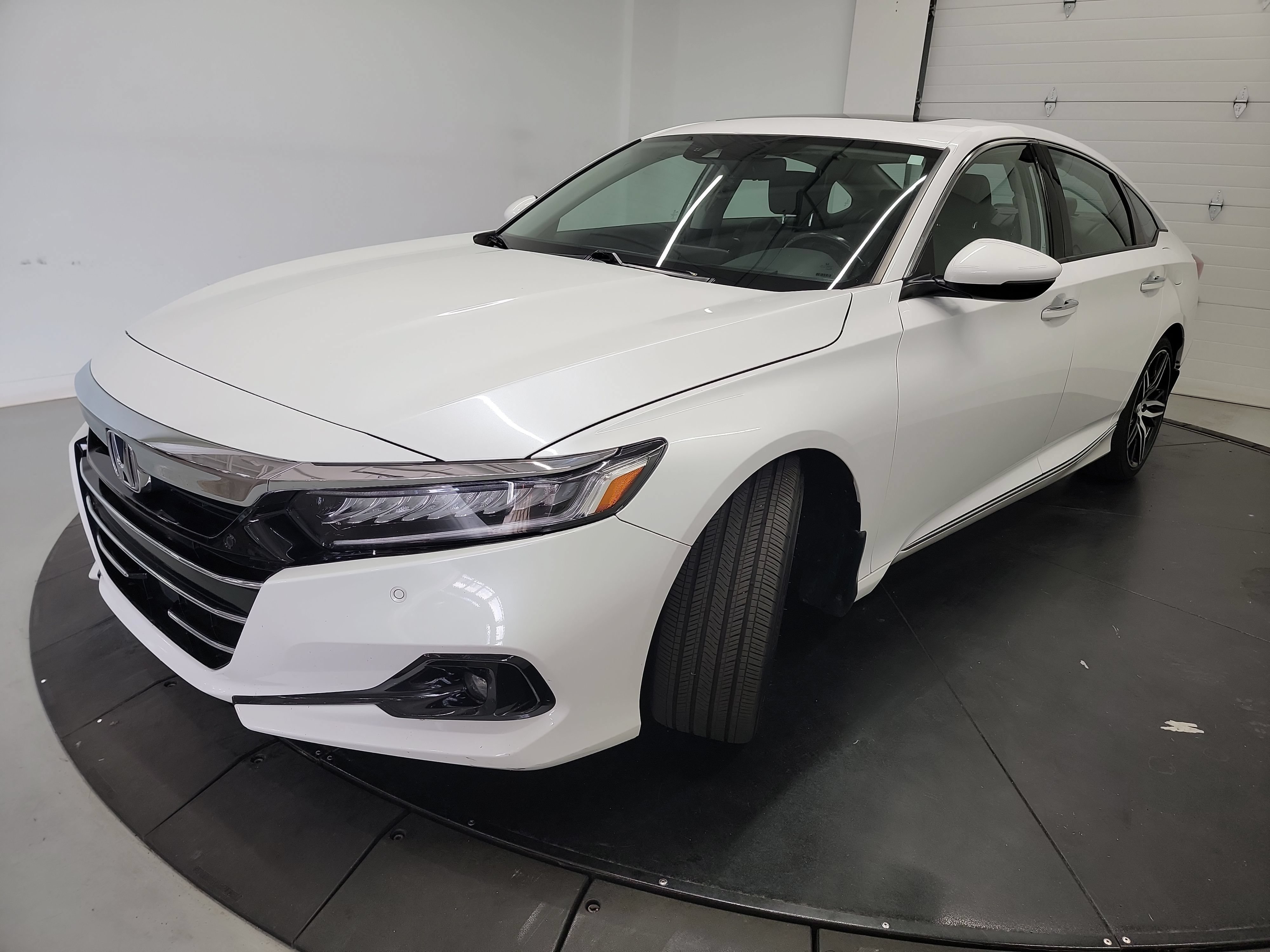 Used 2021 Honda Accord Touring image 3