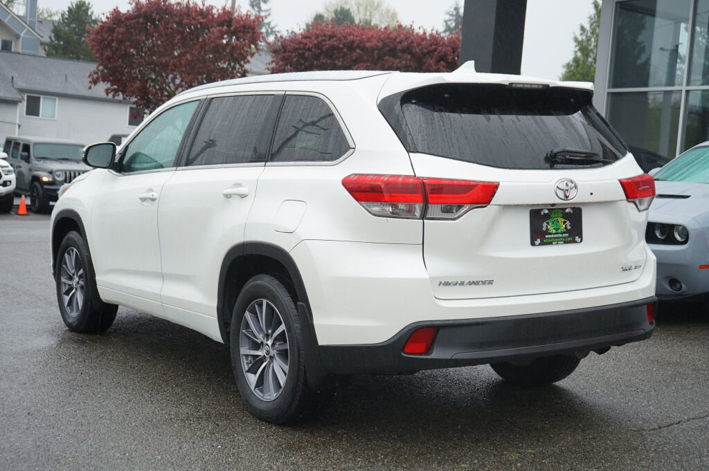 Used 2017 Toyota Highlander XLE image 3