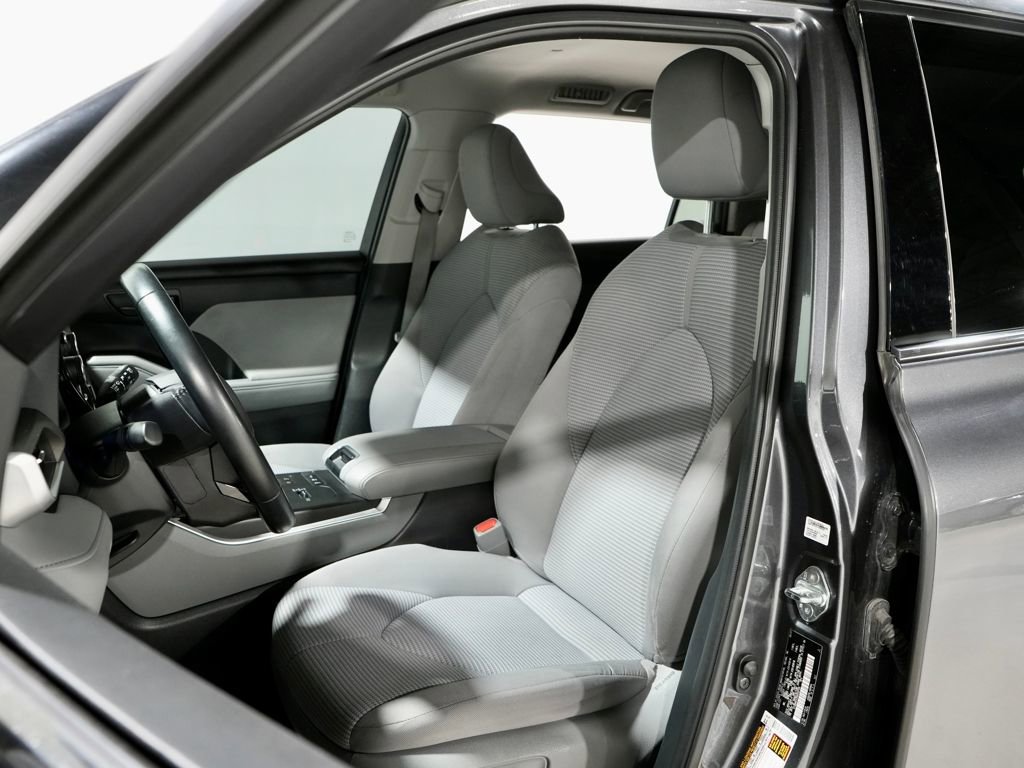 Used 2021 Toyota Highlander LE image 3