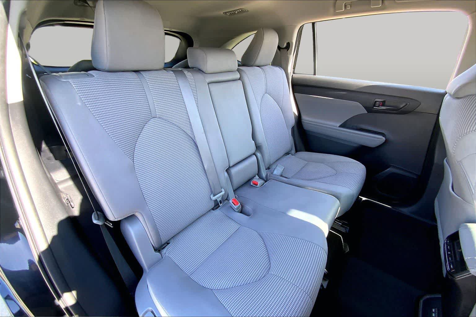 Used 2023 Toyota Highlander LE AWD/4WD image 34