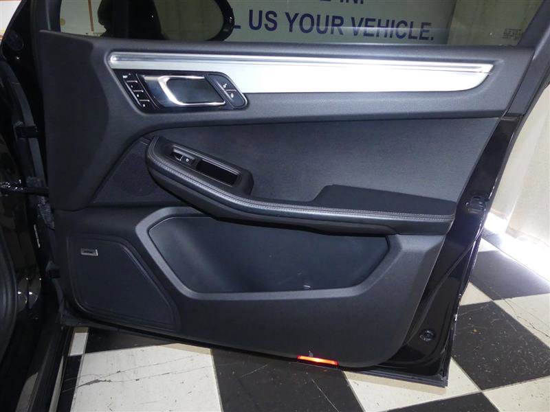 Used 2018 Porsche Macan Turbo image 24