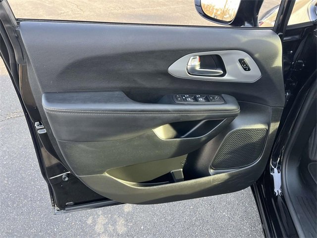 Used 2025 Chrysler Pacifica Limited image 10