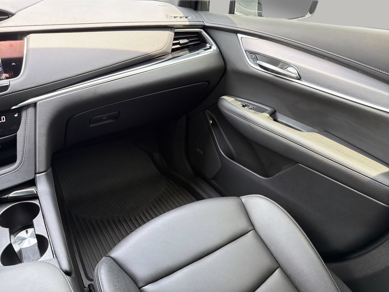 Used 2025 Cadillac XT6 Luxury FWD image 16