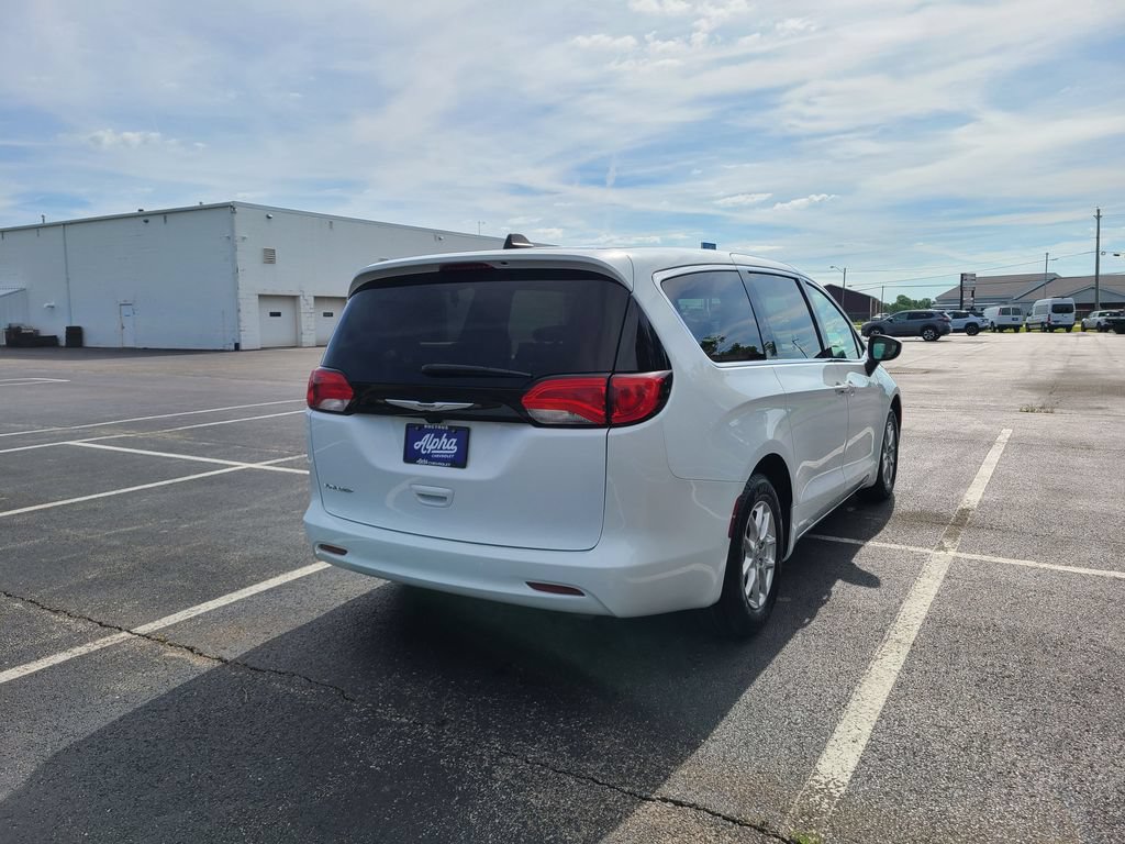 Used 2023 Chrysler Voyager LX FWD image 8