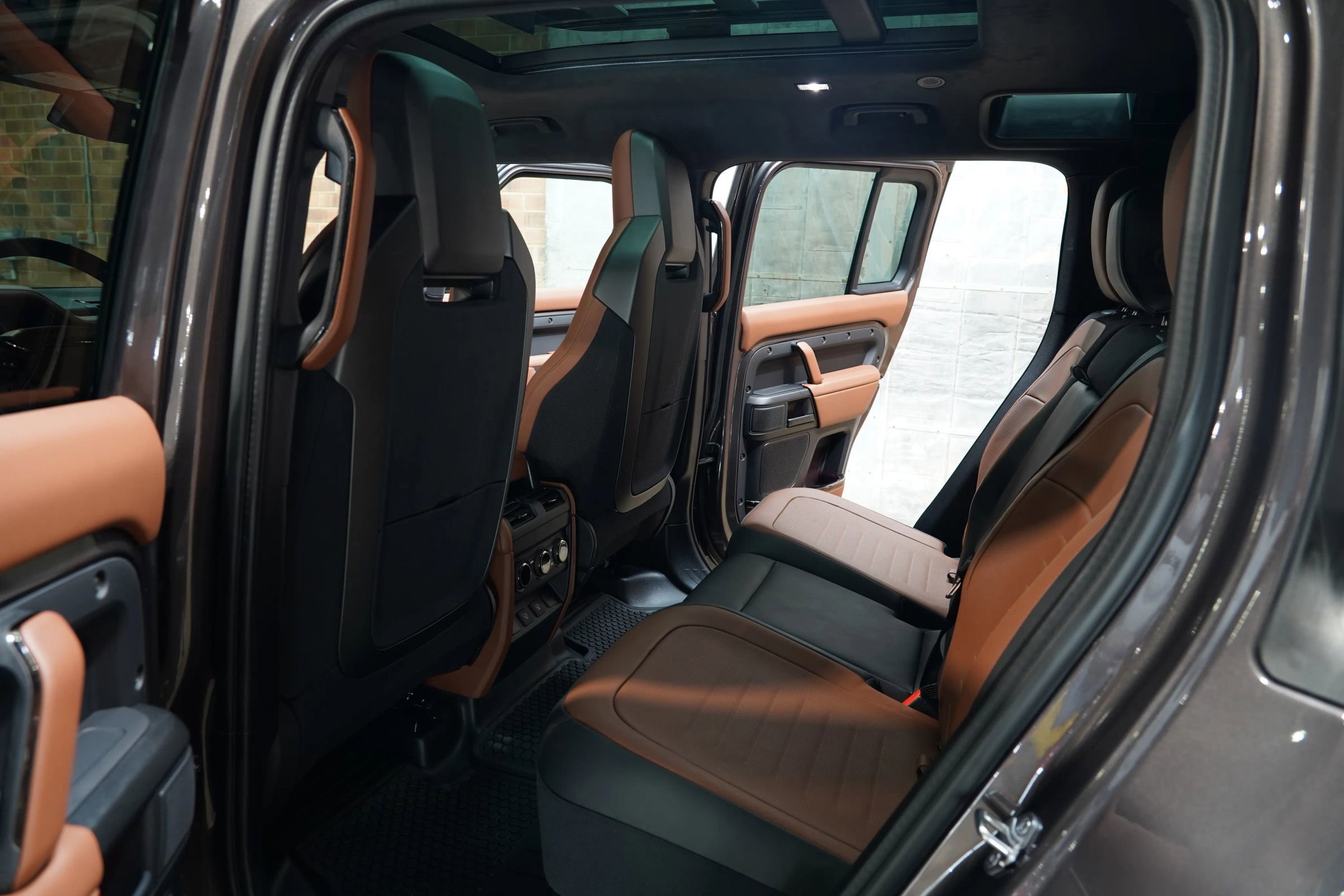 Used 2025 Land Rover Defender 110 image 55