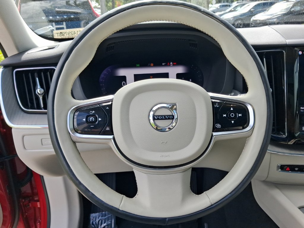 Used 2024 Volvo XC60 B5 Plus AWD/4WD image 17