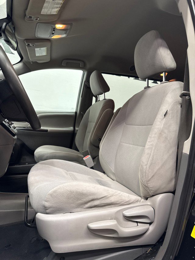 Used 2020 Toyota Sienna L image 30