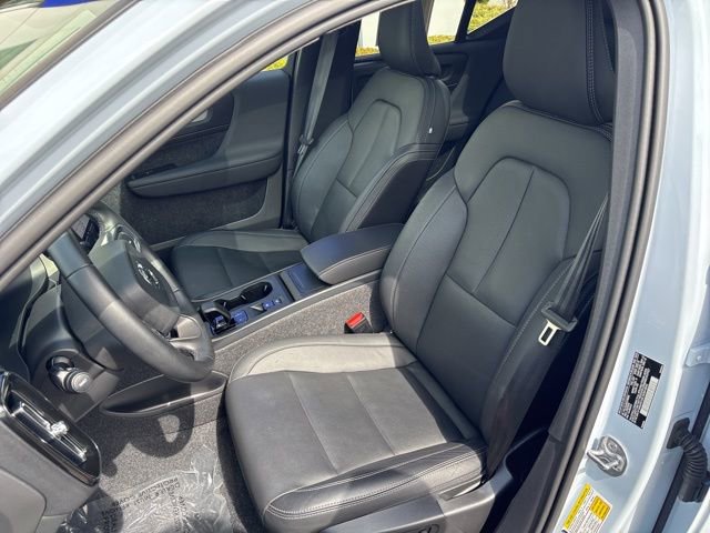 Used 2025 Volvo XC40 B5 Core image 18