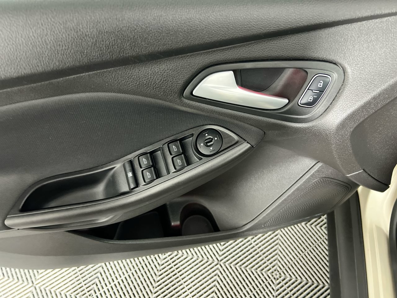 Used 2017 Ford Focus SEL FWD image 14