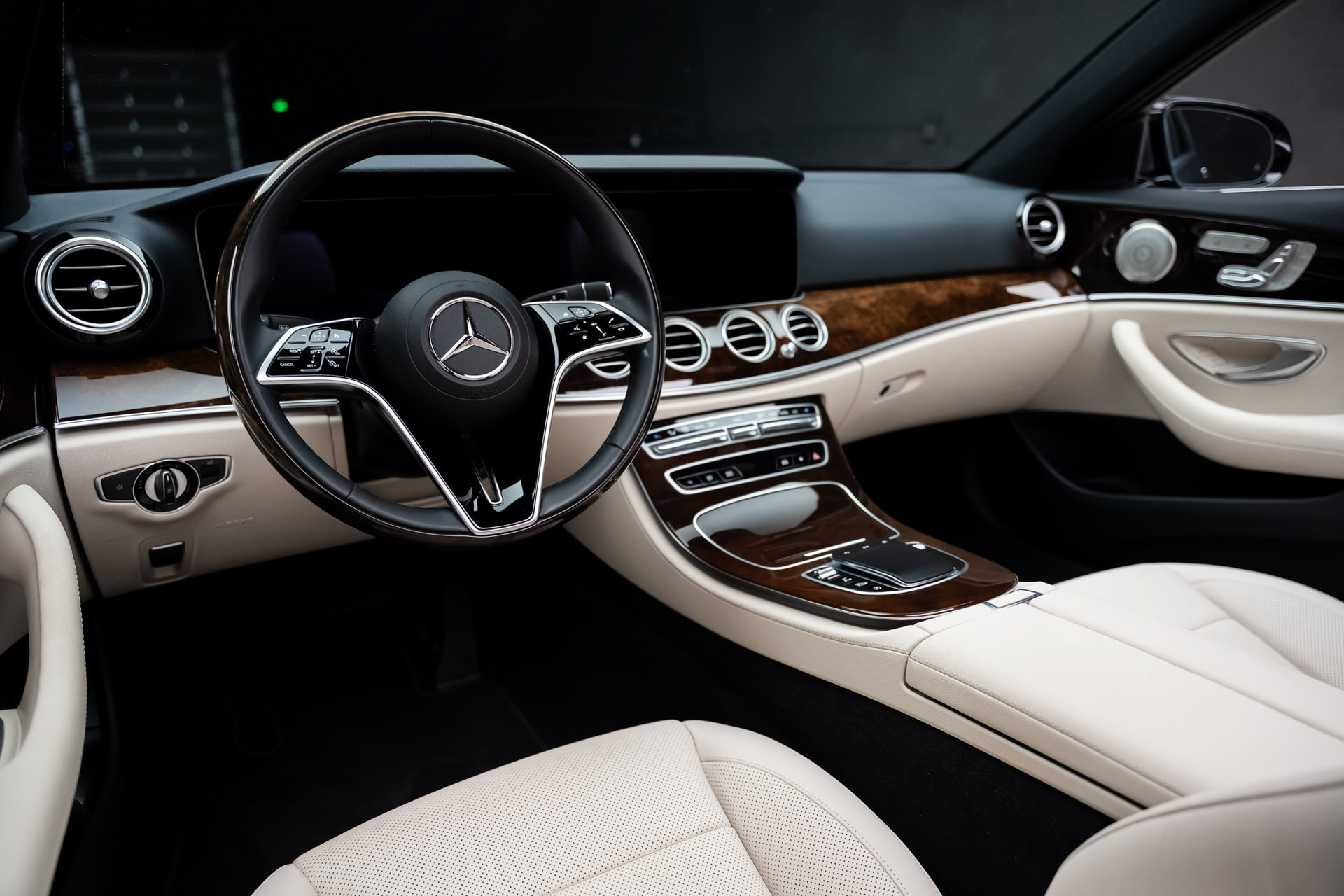 Used 2023 Mercedes-Benz E 350 Sedan image 2