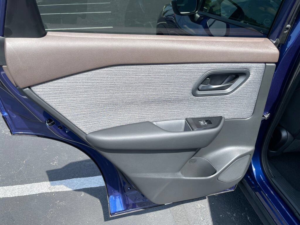 Used 2023 Nissan Rogue S AWD/4WD image 13