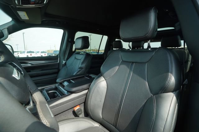 Used 2024 Jeep Wagoneer 4WD w/ Premium Group I image 39