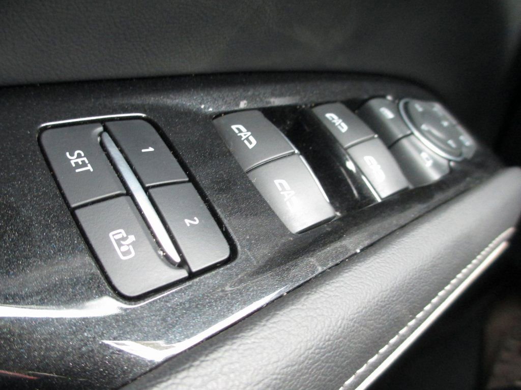 Used 2024 Cadillac Escalade Premium Luxury image 29