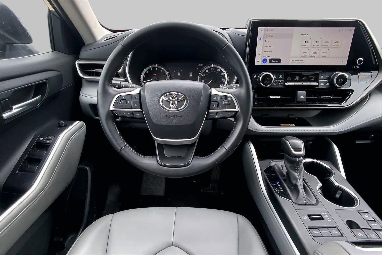 Used 2024 Toyota Highlander XLE AWD/4WD image 6