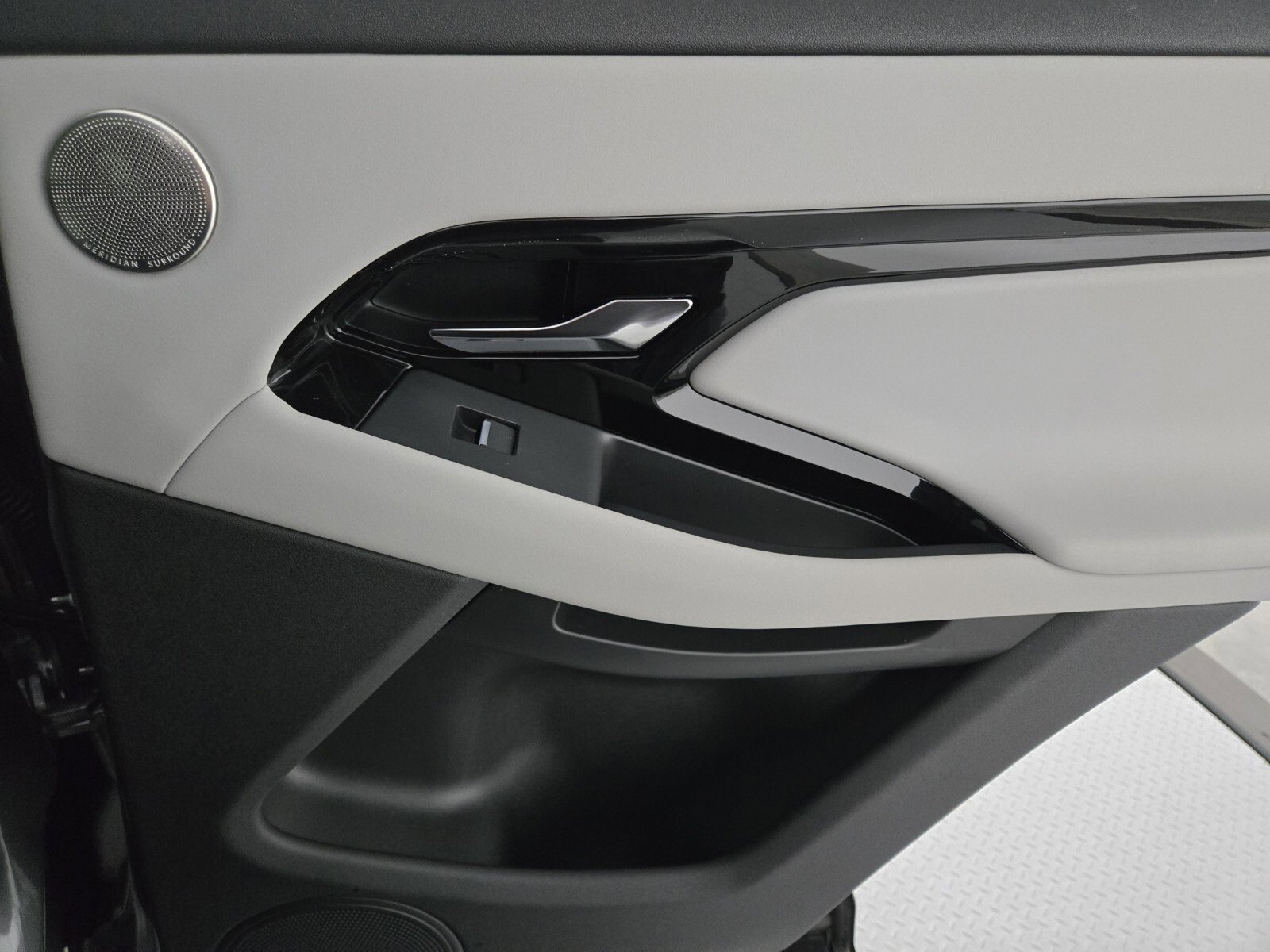 Used 2024 Land Rover Range Rover Evoque Dynamic SE image 18