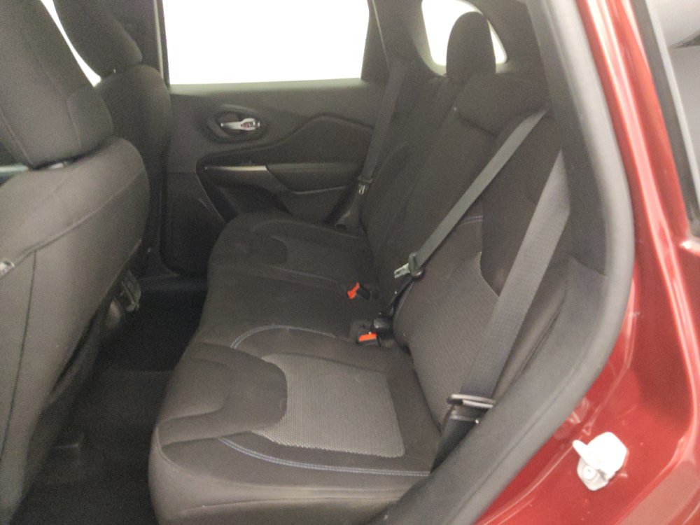 Used 2021 Jeep Cherokee Latitude FWD image 18