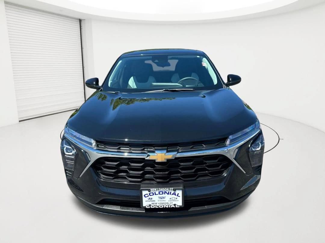 Used 2024 Chevrolet Trax LS w/ LS Convenience Package FWD image 2