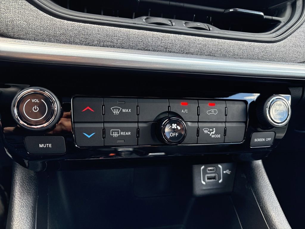 Used 2024 Jeep Compass Latitude image 22