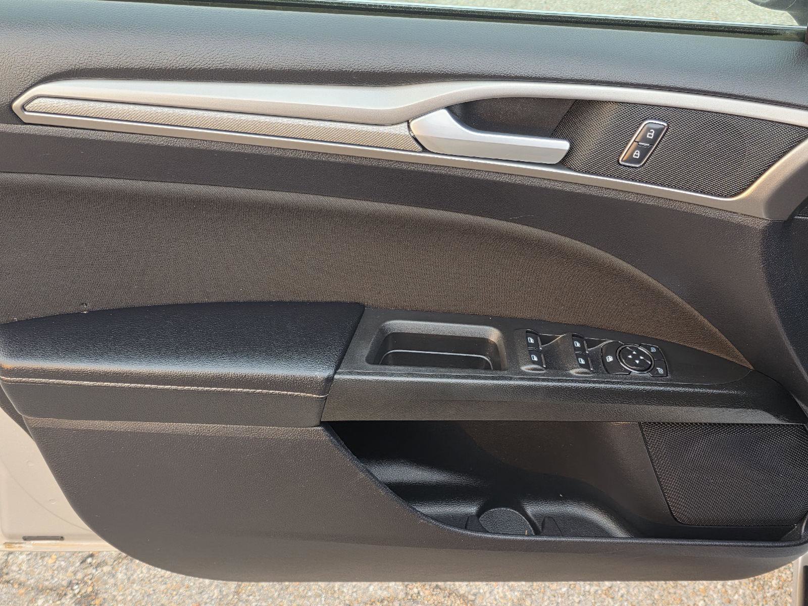 Used 2019 Ford Fusion SE image 28