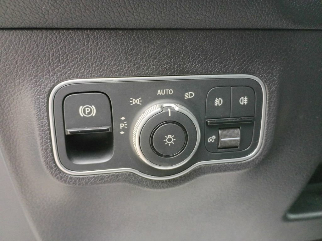 Used 2024 Mercedes-Benz GLB 250 4MATIC w/ Driver Assistance Package image 21