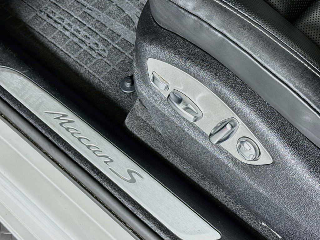 Certified 2023 Porsche Macan S AWD/4WD image 23