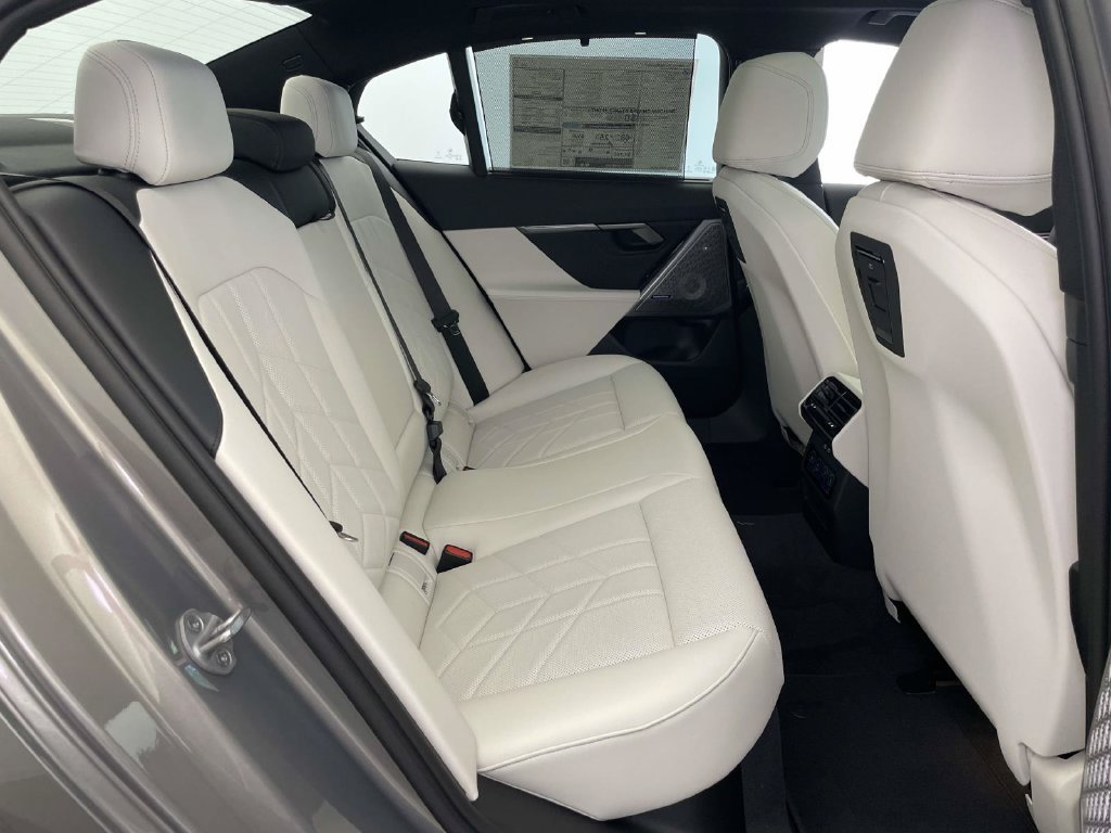 New 2027 BMW 550e xDrive w/ Executive Package AWD/4WD image 19