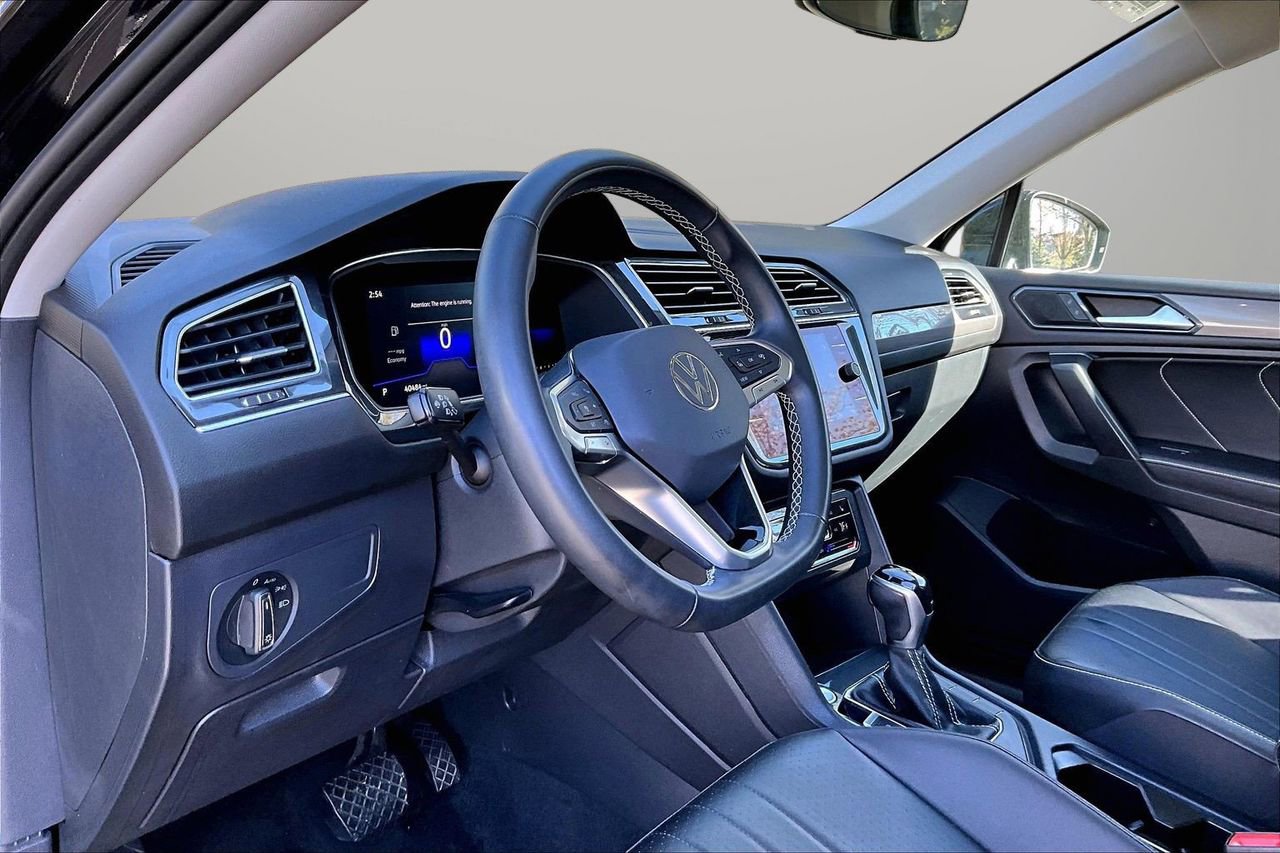 Used 2022 Volkswagen Tiguan SE w/ Panoramic Sunroof Package image 19