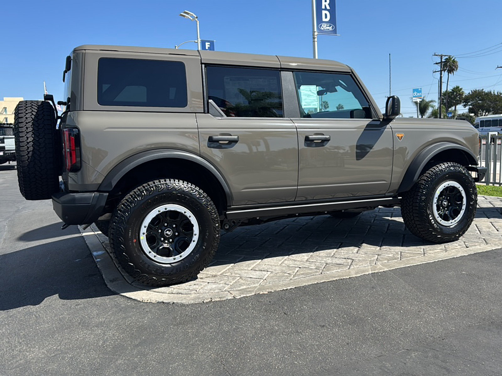 New 2026 Ford Bronco Badlands w/ Sasquatch Package AWD/4WD image 2