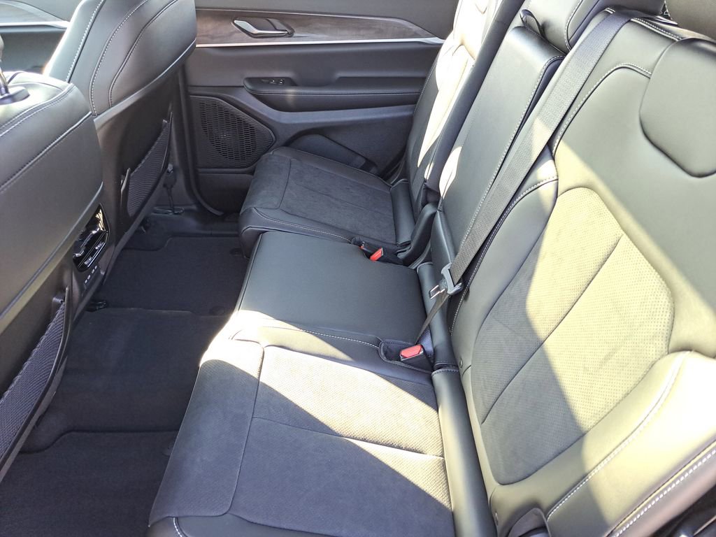 New 2026 Jeep Grand Cherokee L Laredo image 18