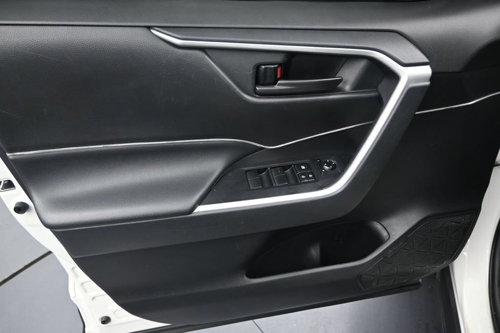 Used 2020 Toyota RAV4 LE FWD image 11