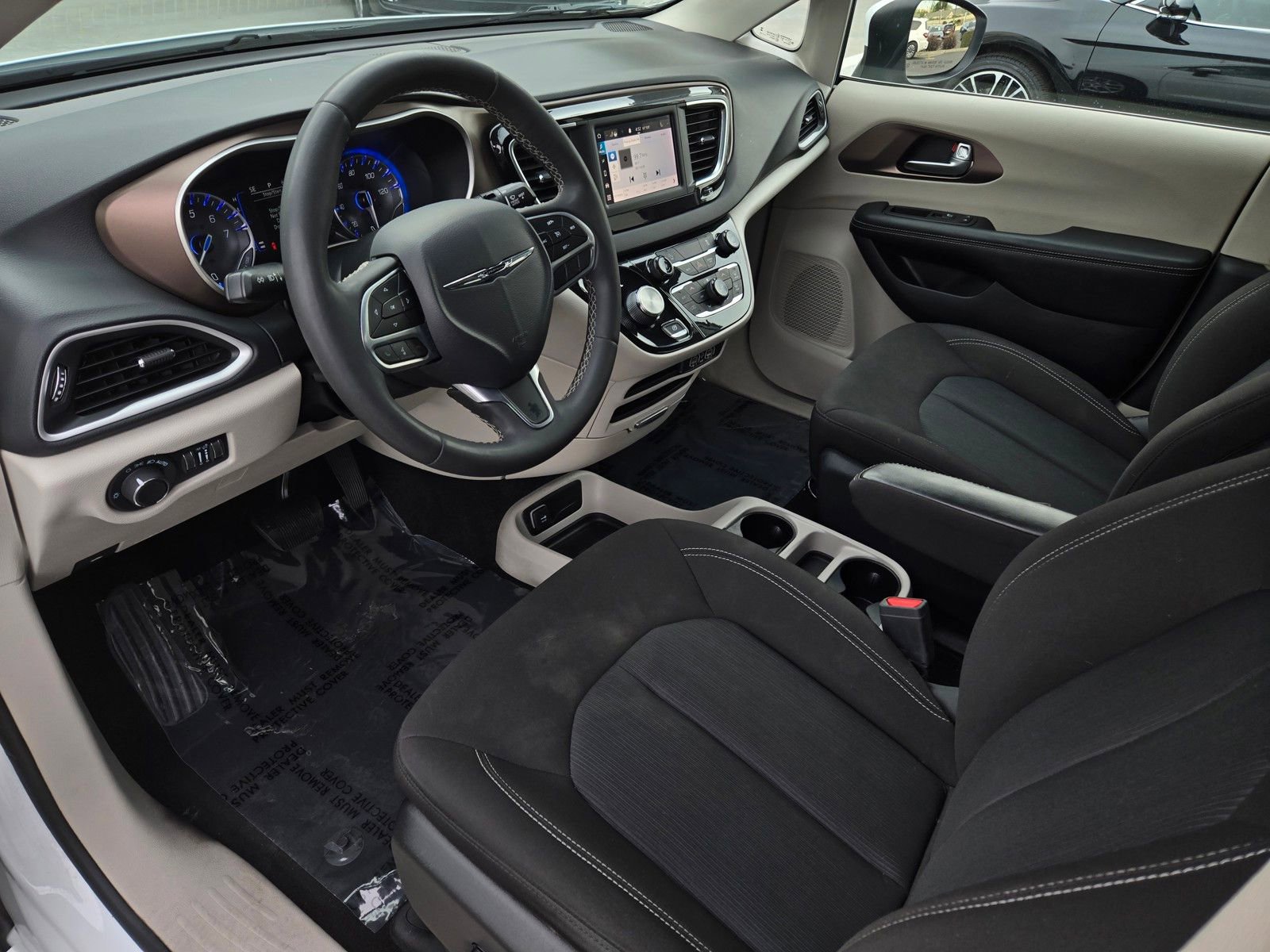 Used 2023 Chrysler Voyager LX image 8