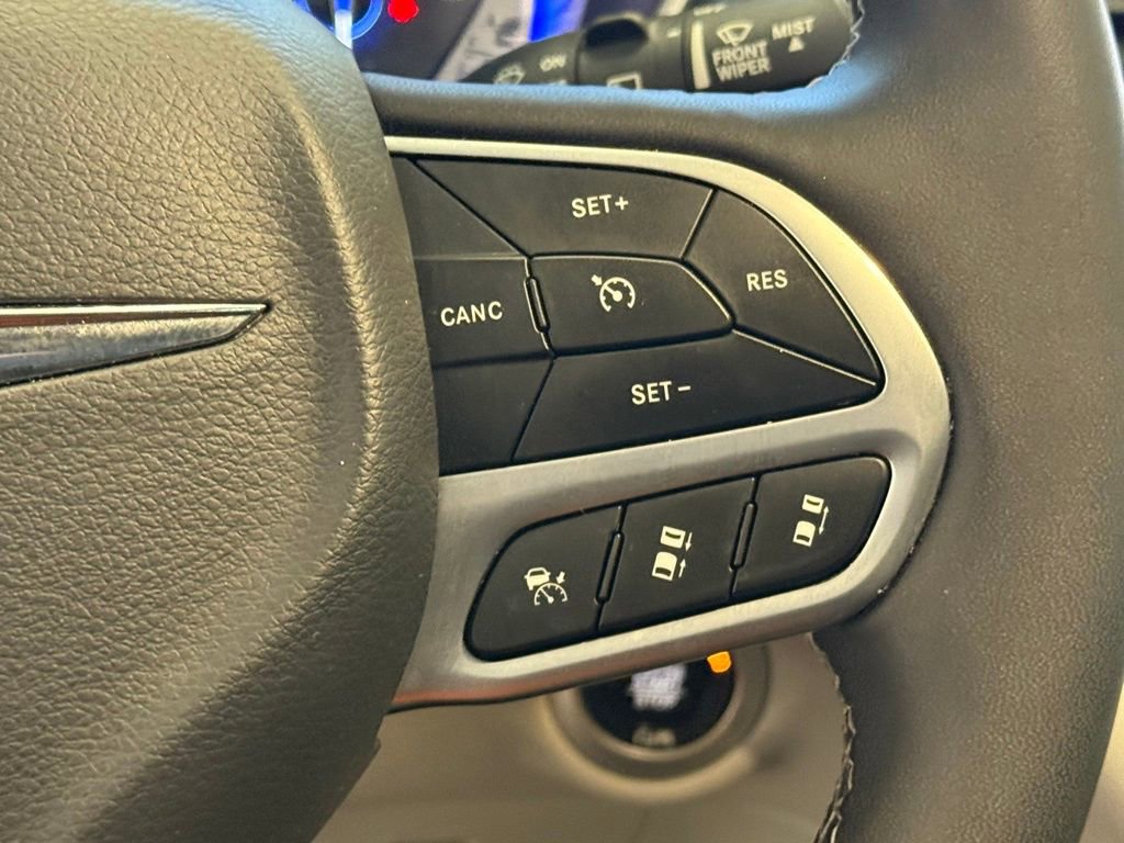 Used 2024 Chrysler Pacifica Touring-L image 28