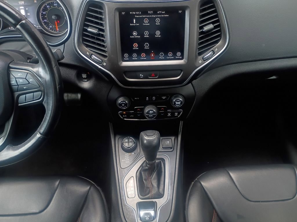 Used 2020 Jeep Cherokee Trailhawk image 3