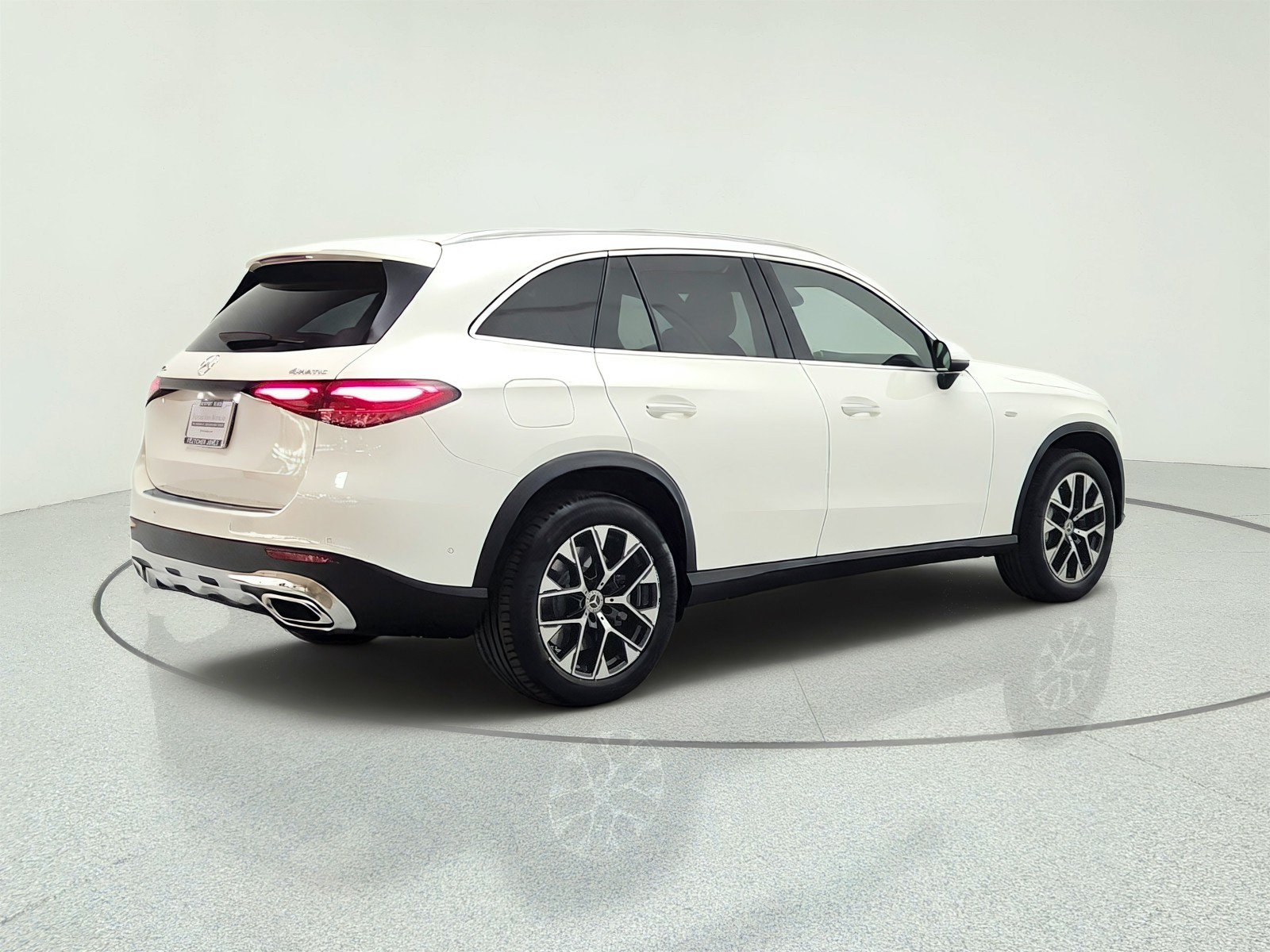 Used 2025 Mercedes-Benz GLC 350e 4MATIC image 5