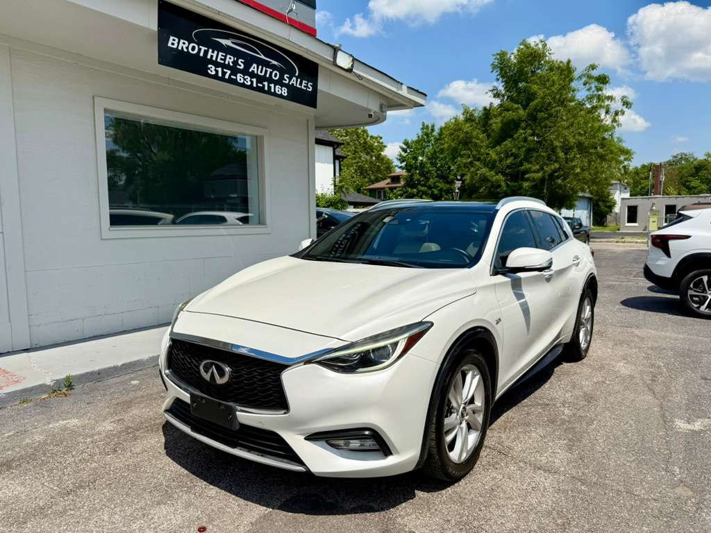 Used 2017 INFINITI QX30 Premium w/ Technology Package FWD image 2