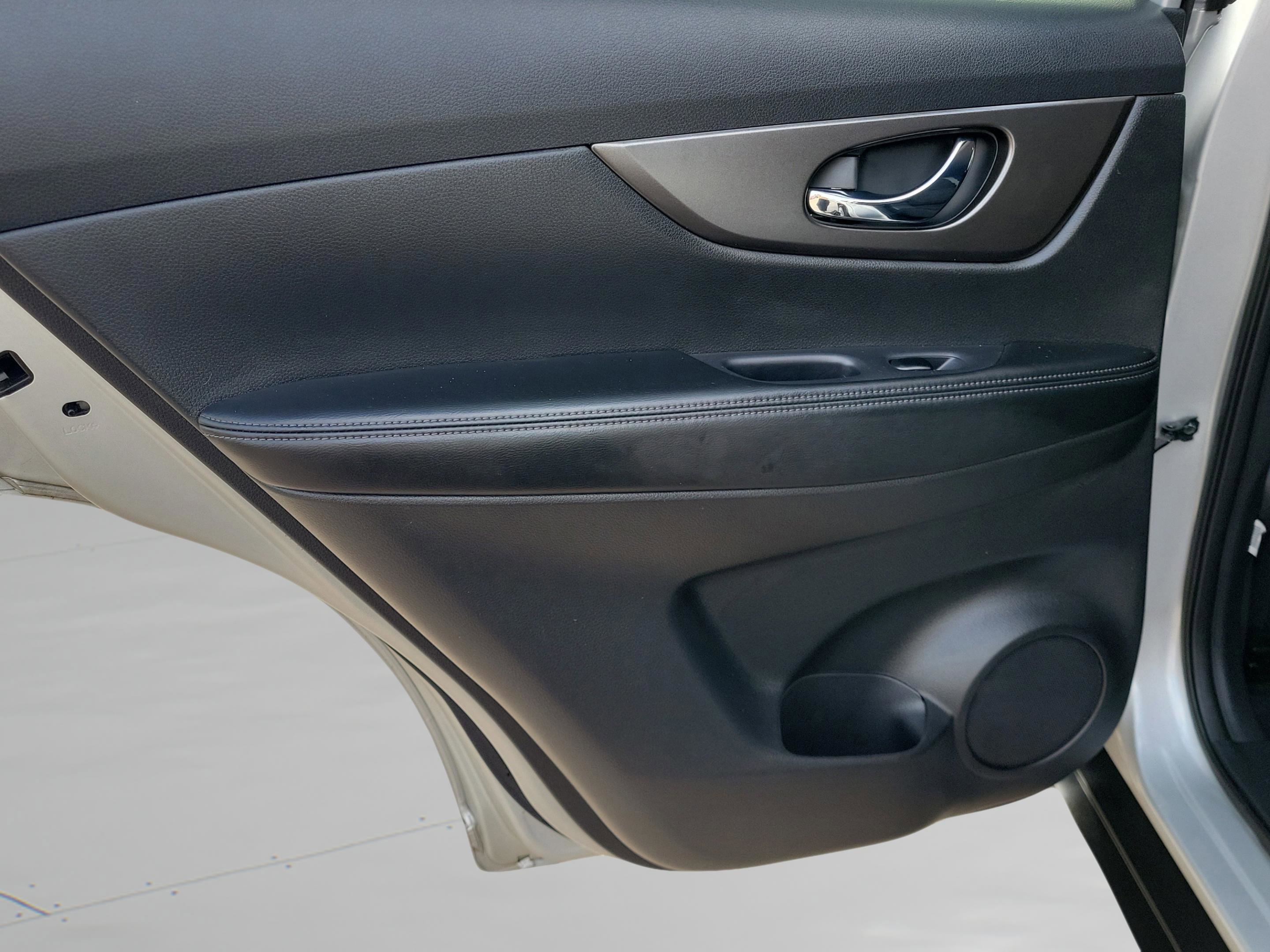 Used 2015 Nissan Rogue S w/ S Family Package image 27