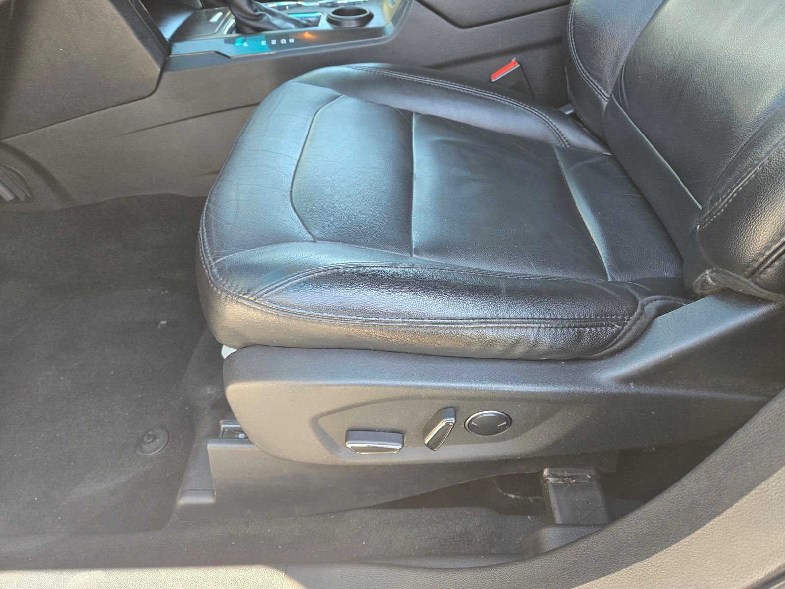 Used 2017 Ford Explorer XLT w/ Equipment Group 202A FWD image 11