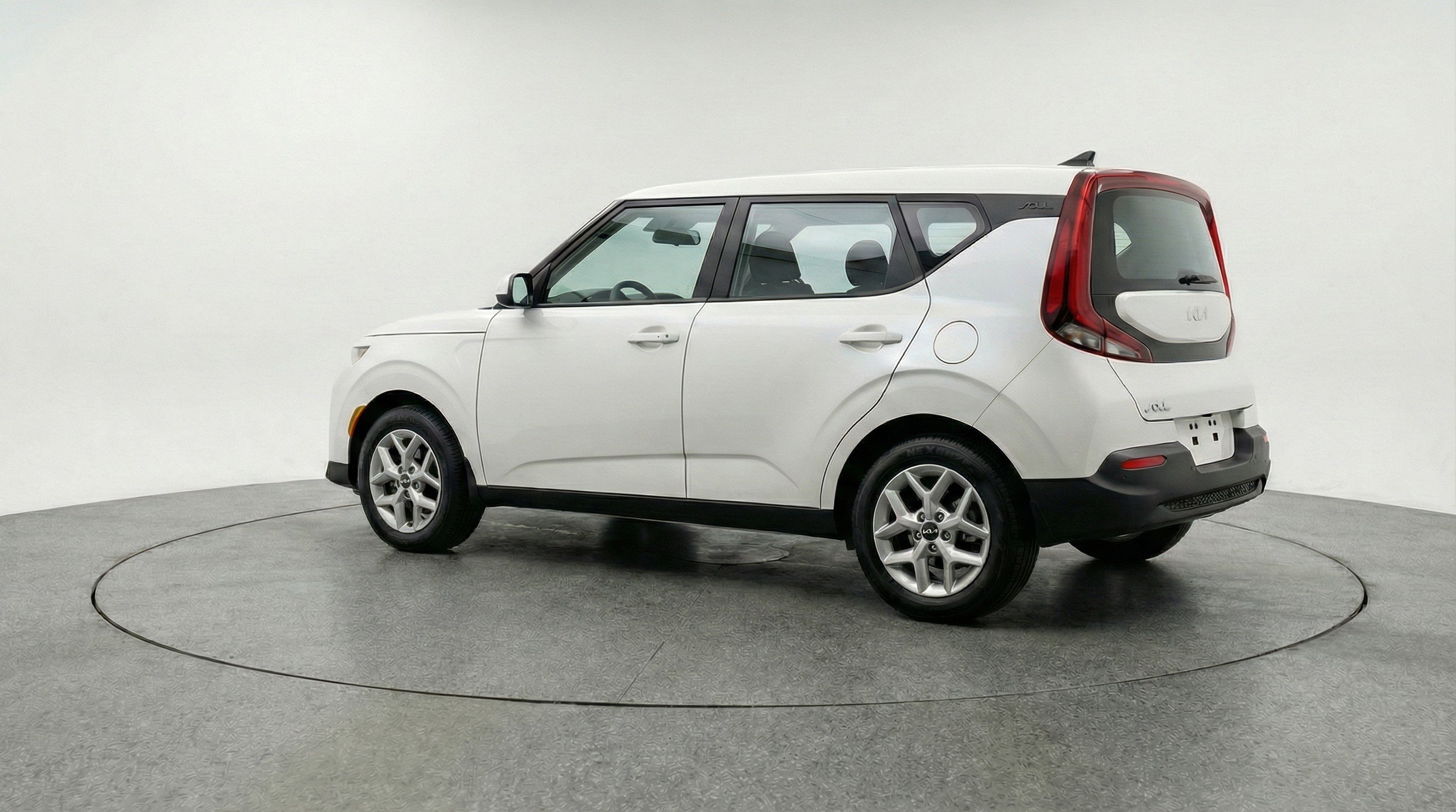Used 2025 Kia Soul LX w/ LX Technology Package FWD image 6