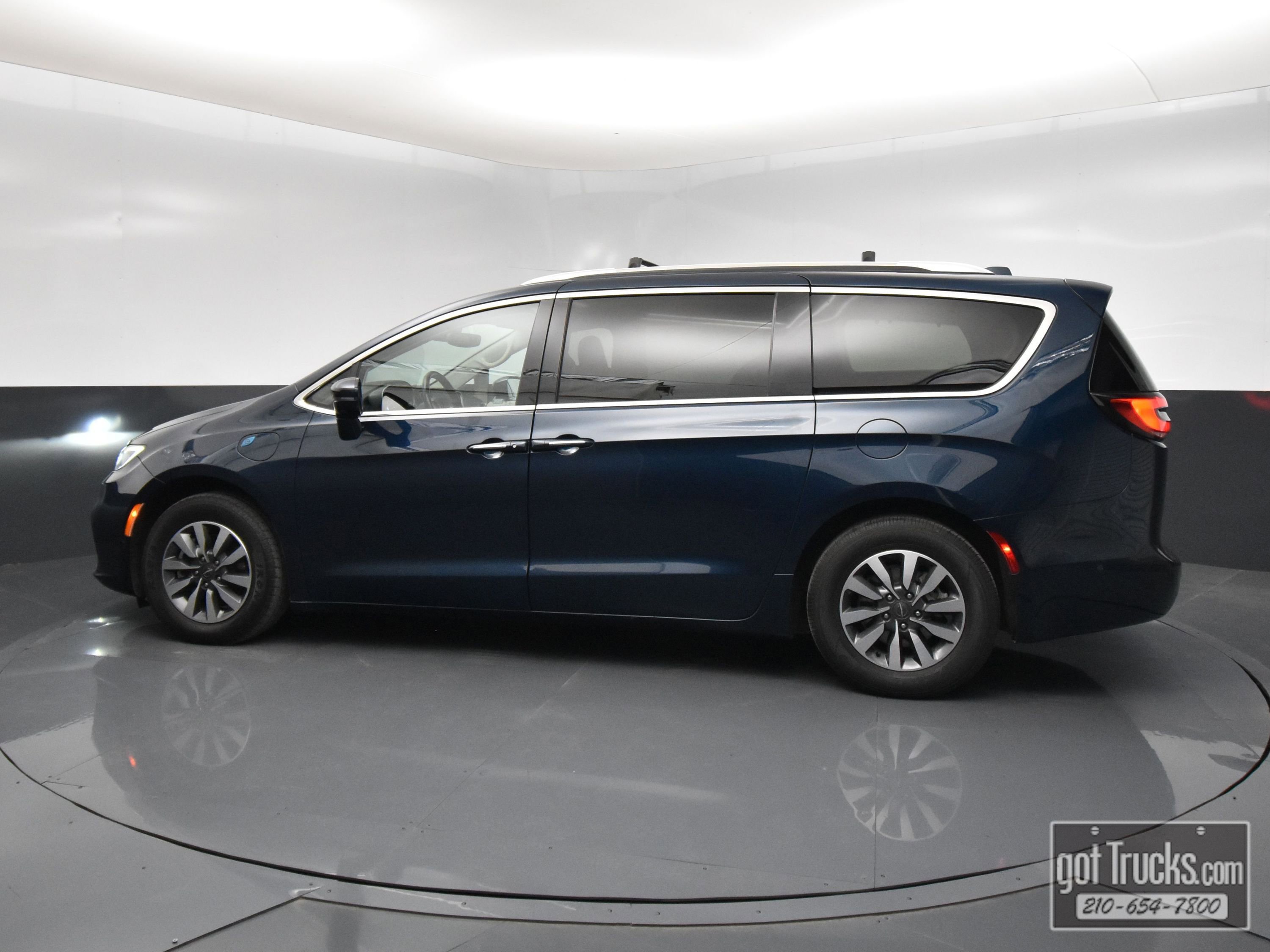 Used 2021 Chrysler Pacifica Touring-L image 3