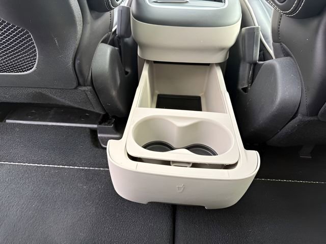 Used 2023 Chrysler Pacifica Limited FWD image 21