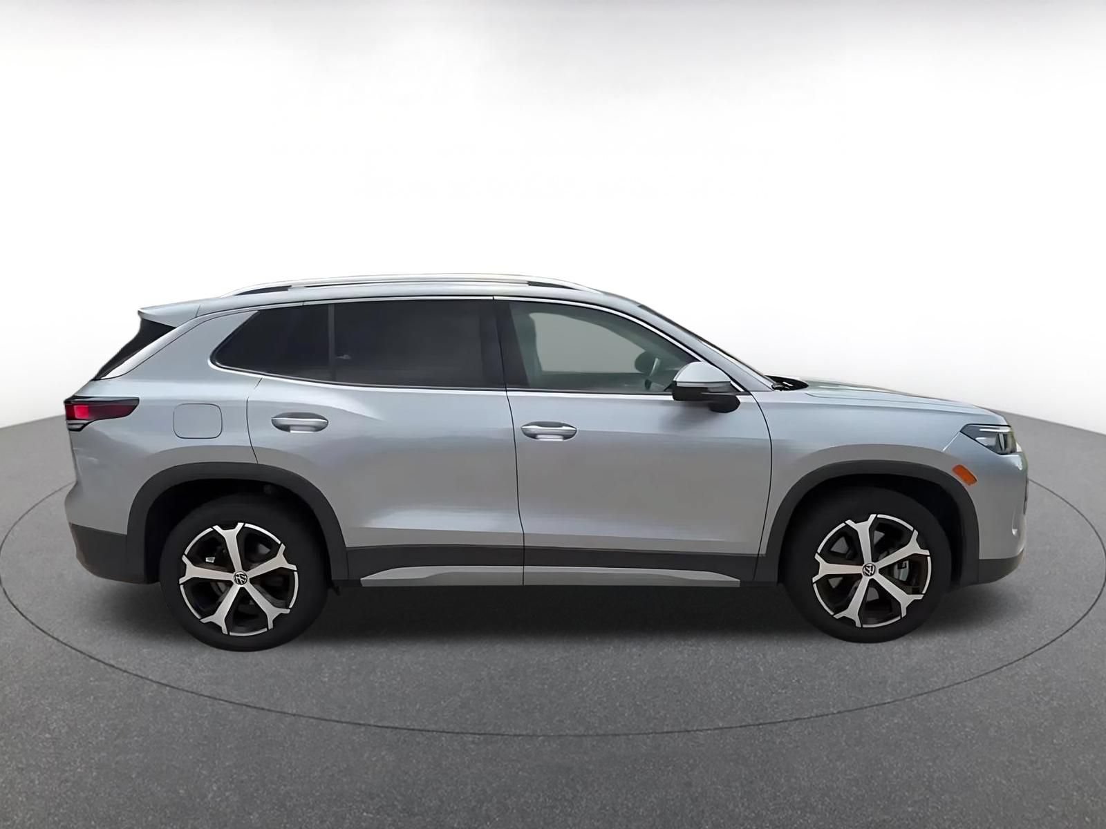 Used 2026 Volkswagen Tiguan SE AWD/4WD image 16