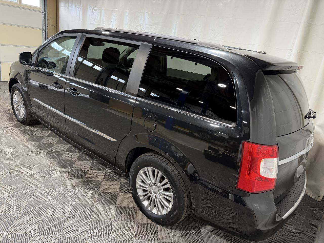 Used 2016 Chrysler Town & Country Touring FWD image 4