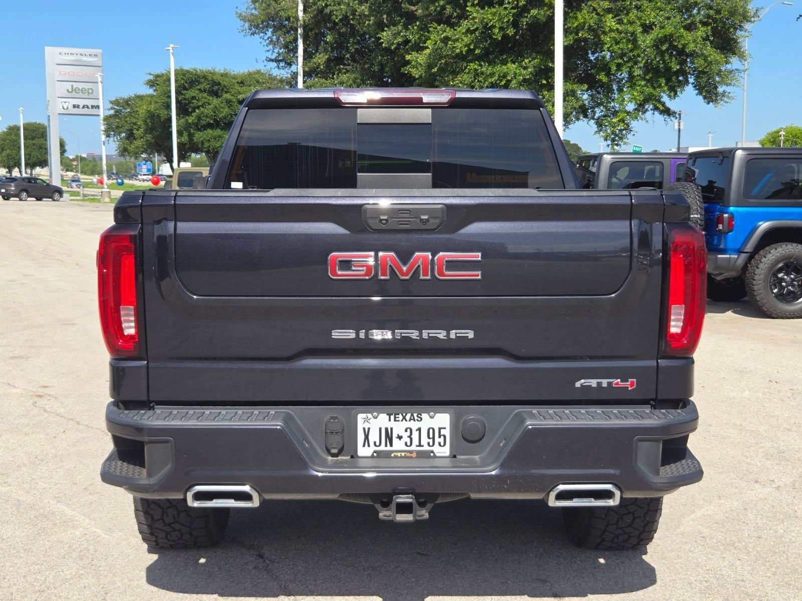 Used 2022 GMC Sierra 1500 AT4 w/ AT4 Preferred Package AWD/4WD image 4