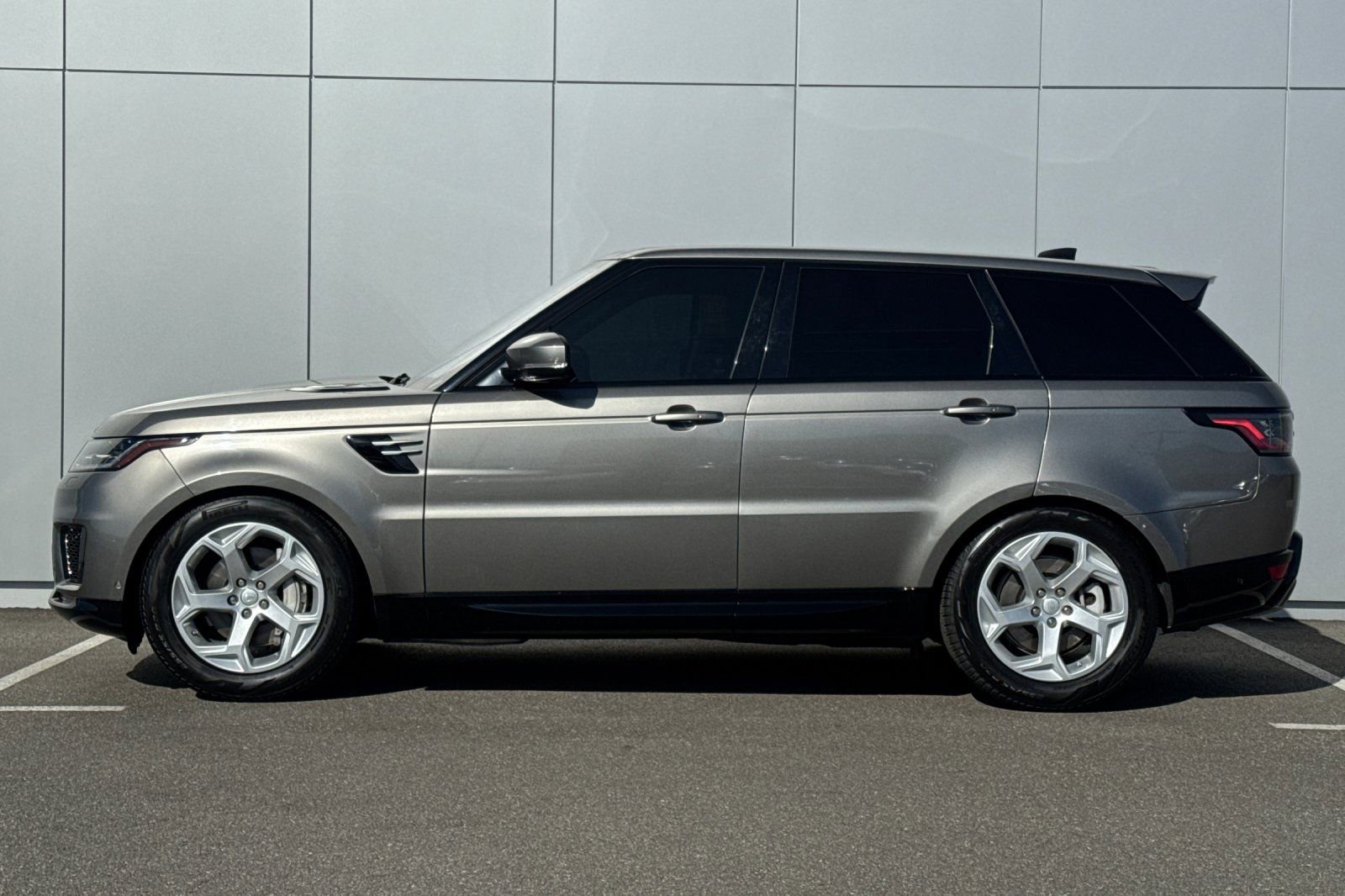 Used 2020 Land Rover Range Rover Sport HSE image 2
