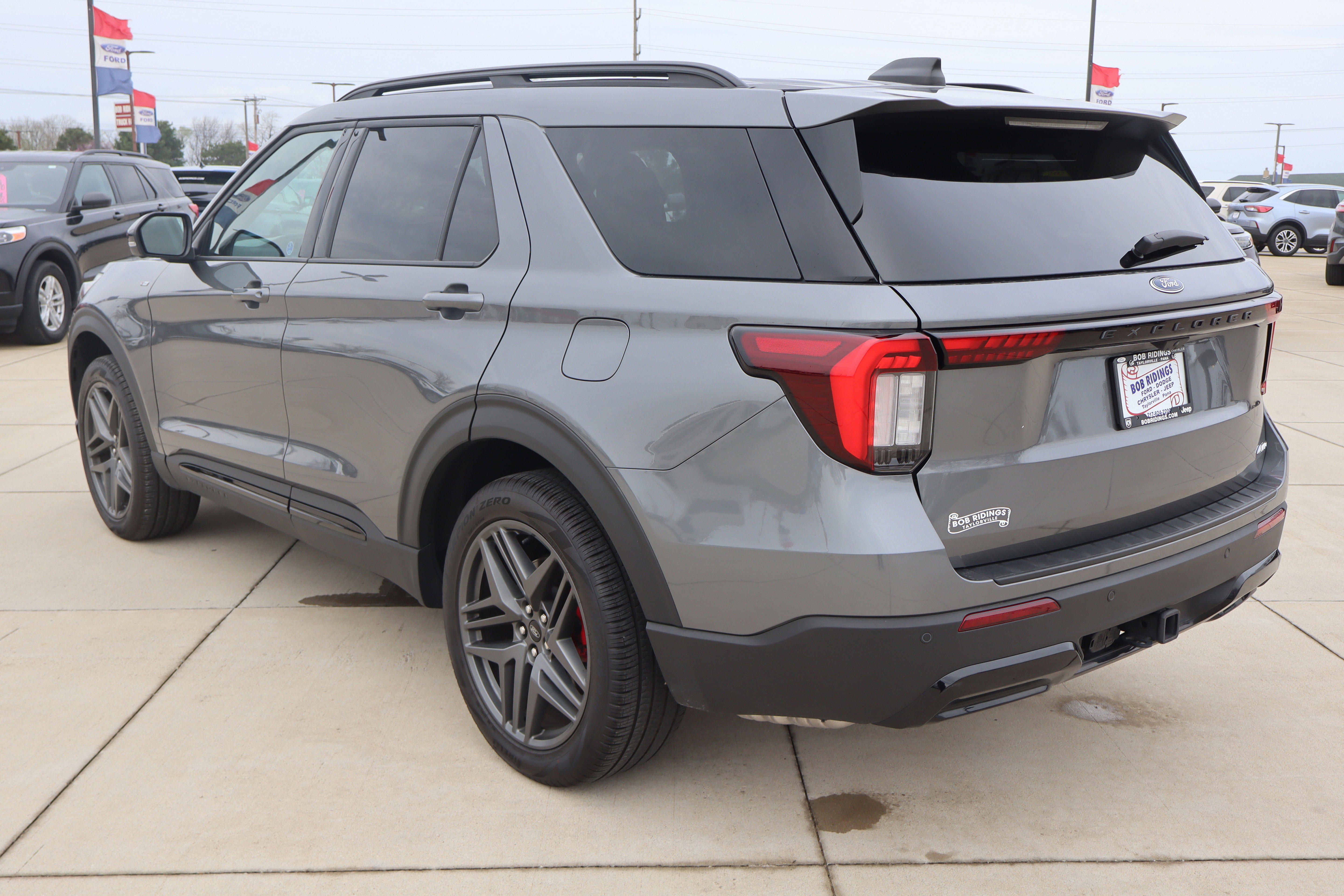 Used 2025 Ford Explorer ST-Line w/ ST-Line Street Pack AWD/4WD image 7