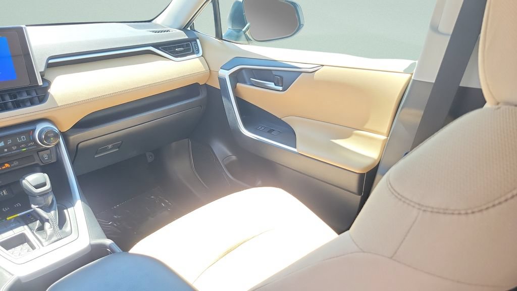 Certified 2025 Toyota RAV4 XLE w/ Convenience Package FWD image 17