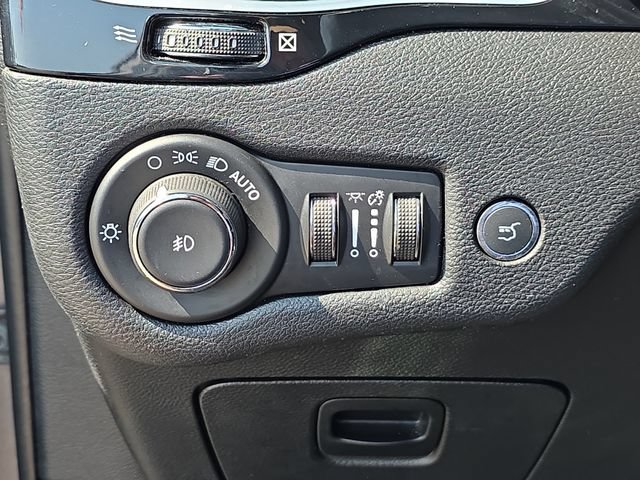 Used 2020 Jeep Cherokee Latitude Plus AWD/4WD image 19