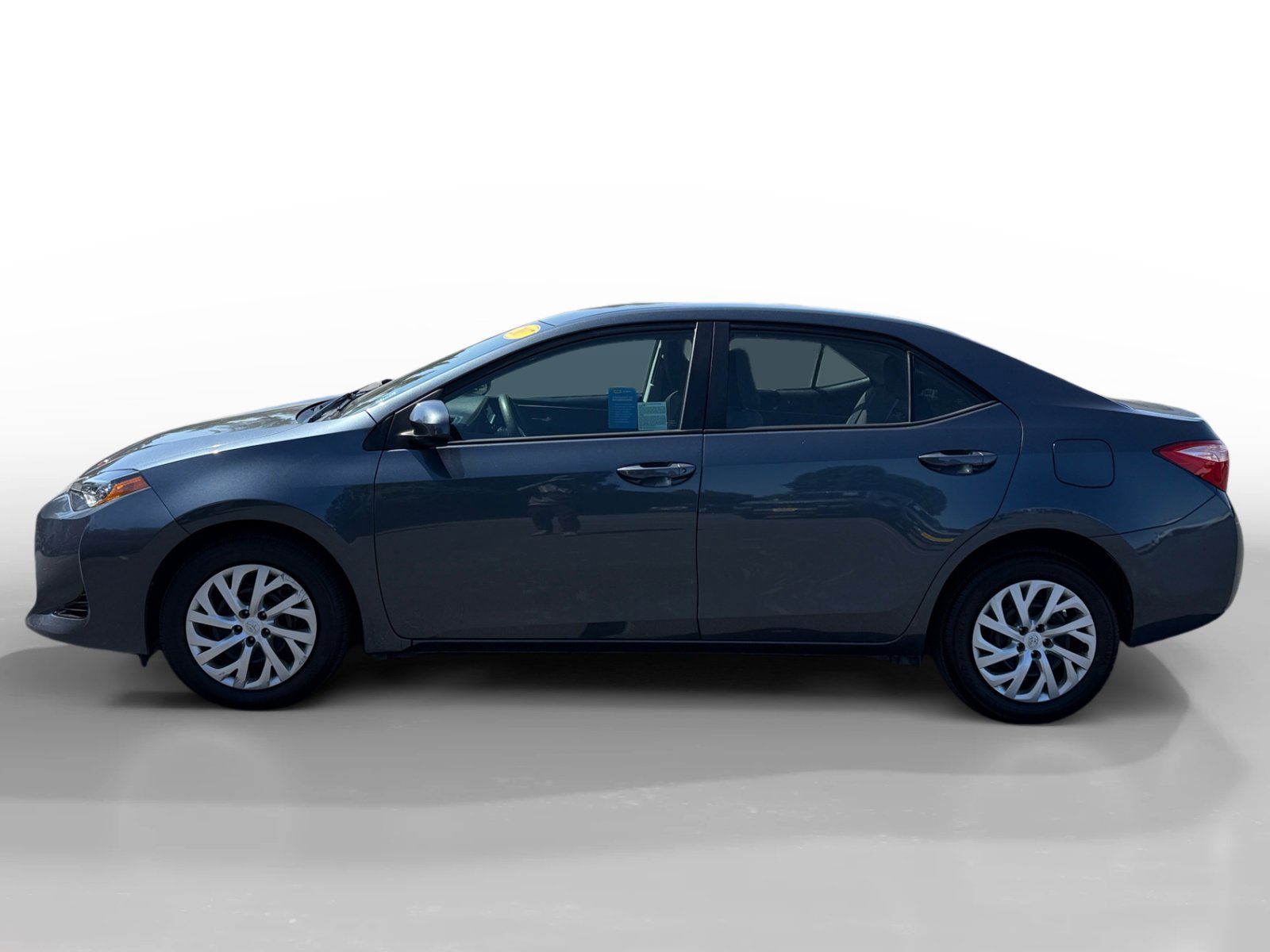 Used 2017 Toyota Corolla LE image 2